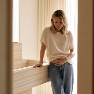 Femme qui souffre d'une infection urinaire 