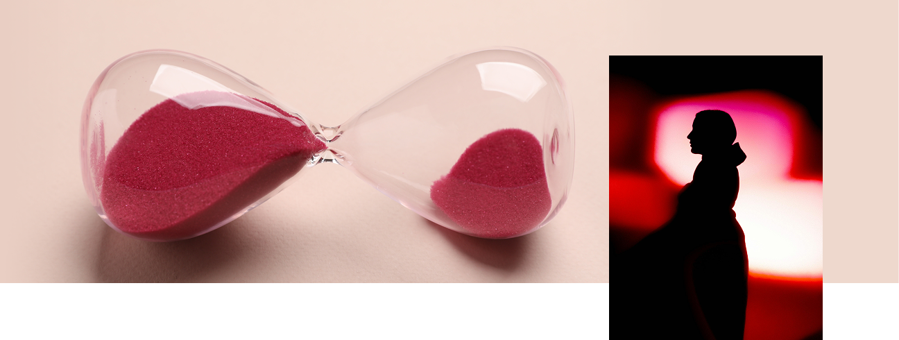 Sablier rose et silhouette féminine symbolisant la transition hormonale de la ménopause