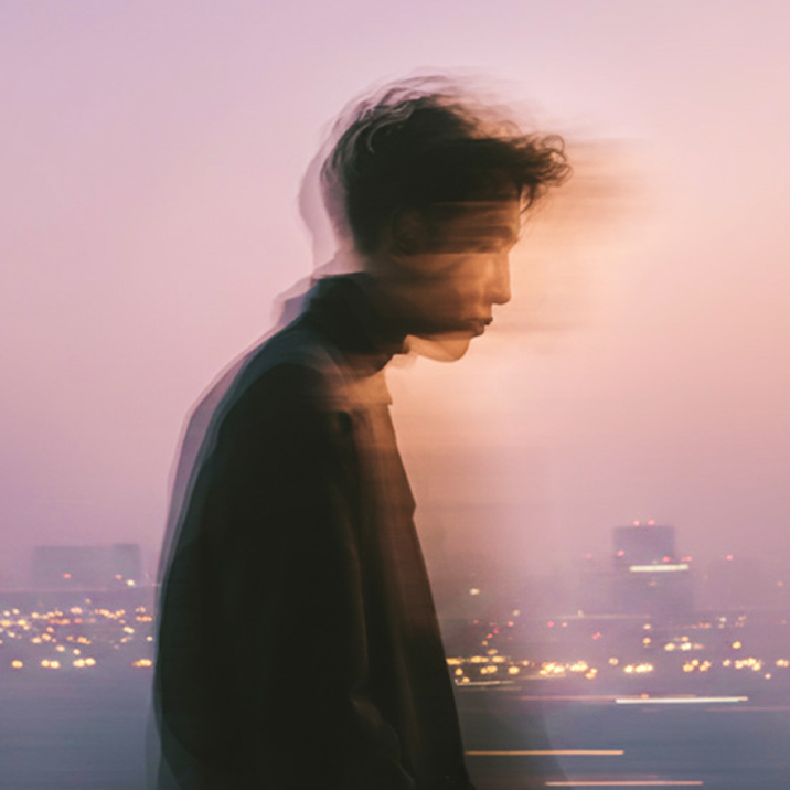 Silhouette d’un homme confronté à des réveils nocturnes fréquents et à un sommeil léger