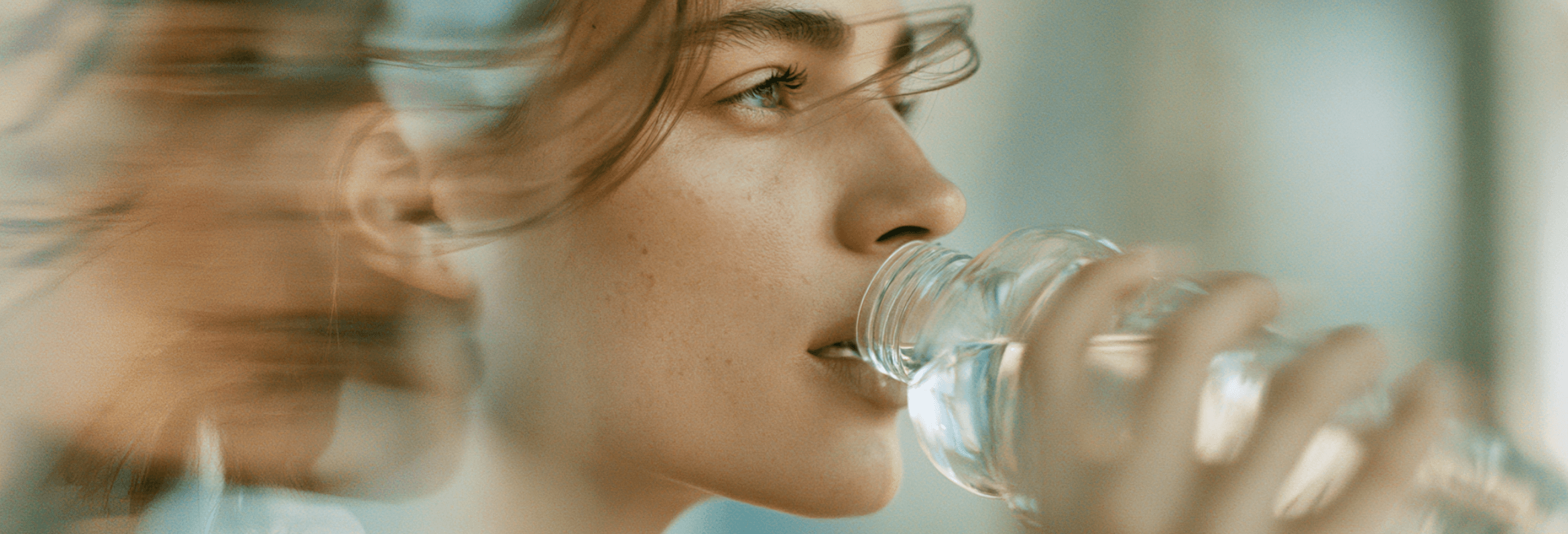 Femme sportive hydratée buvant de l'eau en bouteille pendant l'effort