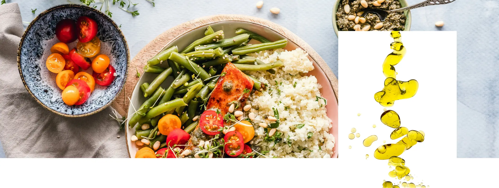 Assiette de nutrition sportive équilibrée contenant riz complet, haricots verts, légumes colorés, filet de poisson grillé et sauce, accompagnée d'huile d'olive et de légumes frais, illustrant l'équilibre optimal des macronutriments pour l'athlète.