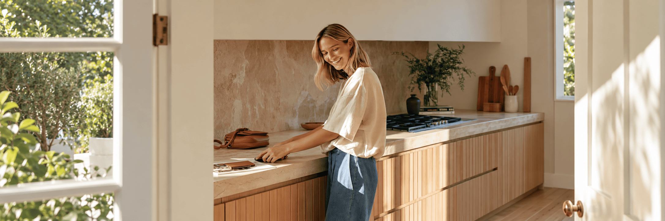 Un homme et une femme partageant un moment convivial dans un intérieur lumineux et épuré