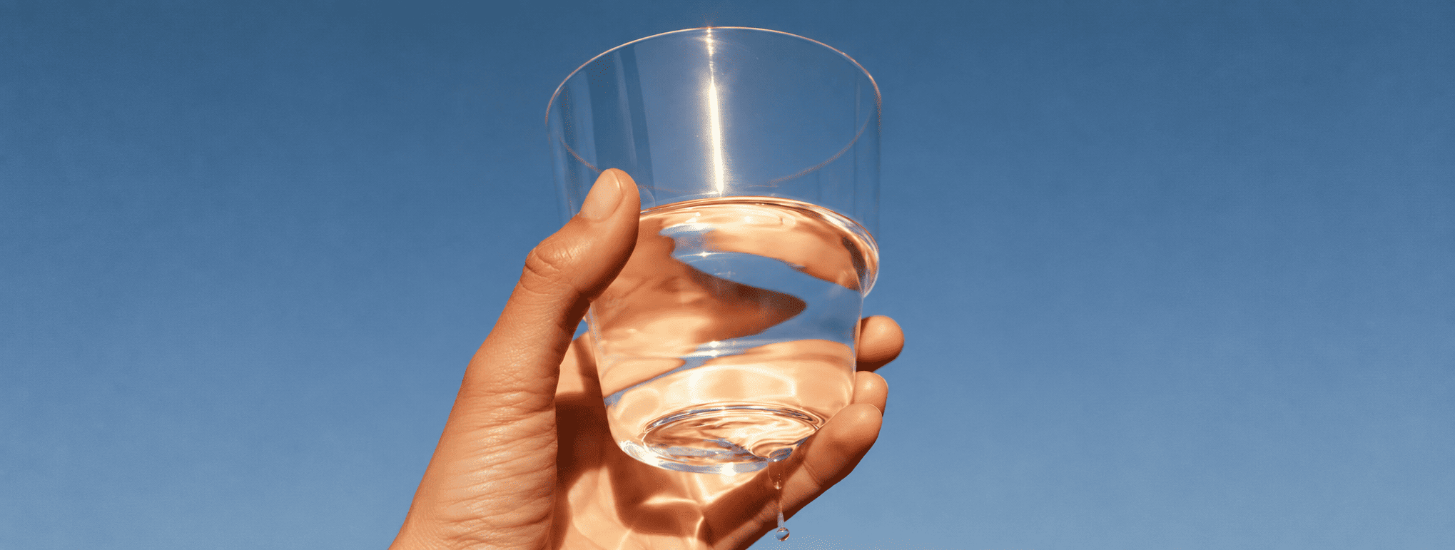 Geste quotidien d'hydratation, réflexe de prévention des cystites à répétition
