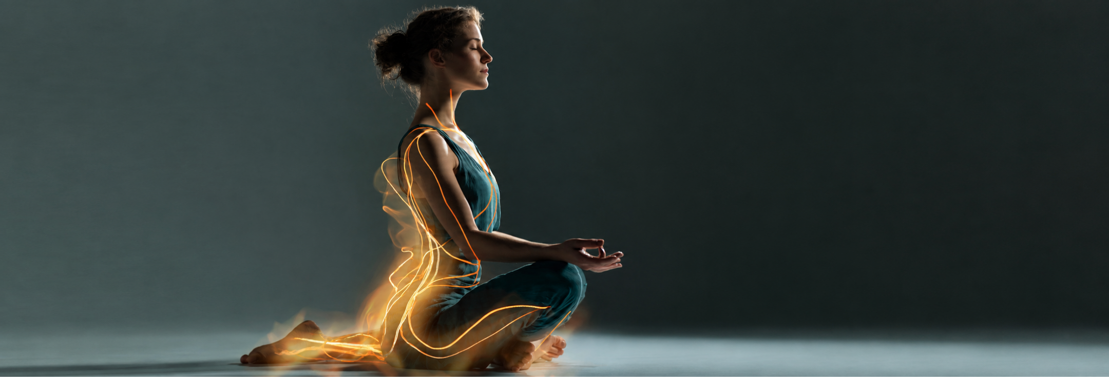  Femme en méditation traversée de lignes lumineuses, symbole de l'équilibre retrouvé grâce à la résolution de l'inflammation par les oméga-3