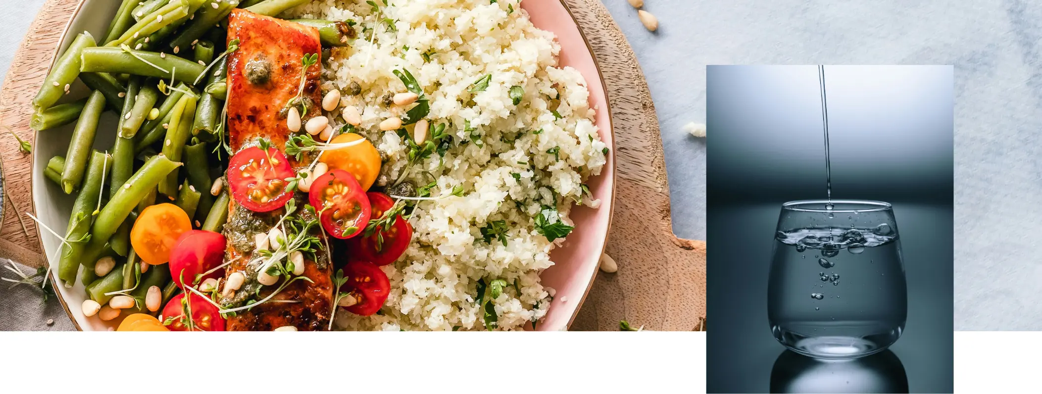 Bol équilibré de saumon, légumes et riz de choufleur accompagné d'un verre d'eau, pour soutenir la détox pendant l'amaigrissement