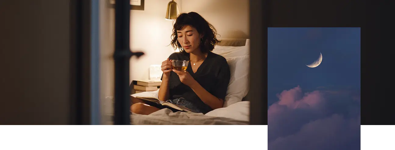 Femme lisant au lit avec une tisane sous une lumière chaude et douce, illustrant un rituel du soir sans écrans pour s'endormir naturellement